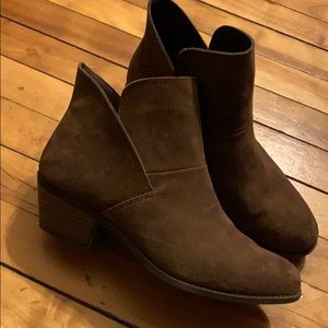 Size 9 Brown Suede Me Too Zena booties, like new